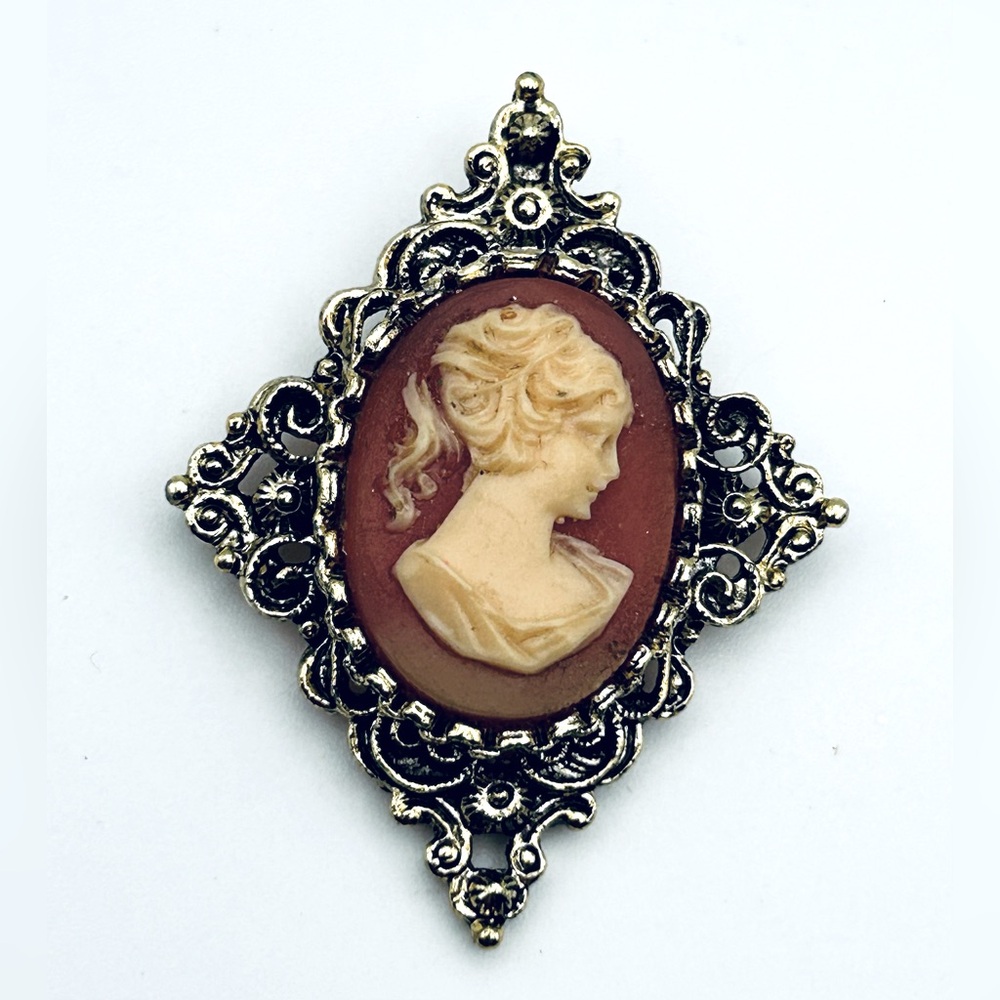 Vintage Cameo Brooch/Pendant